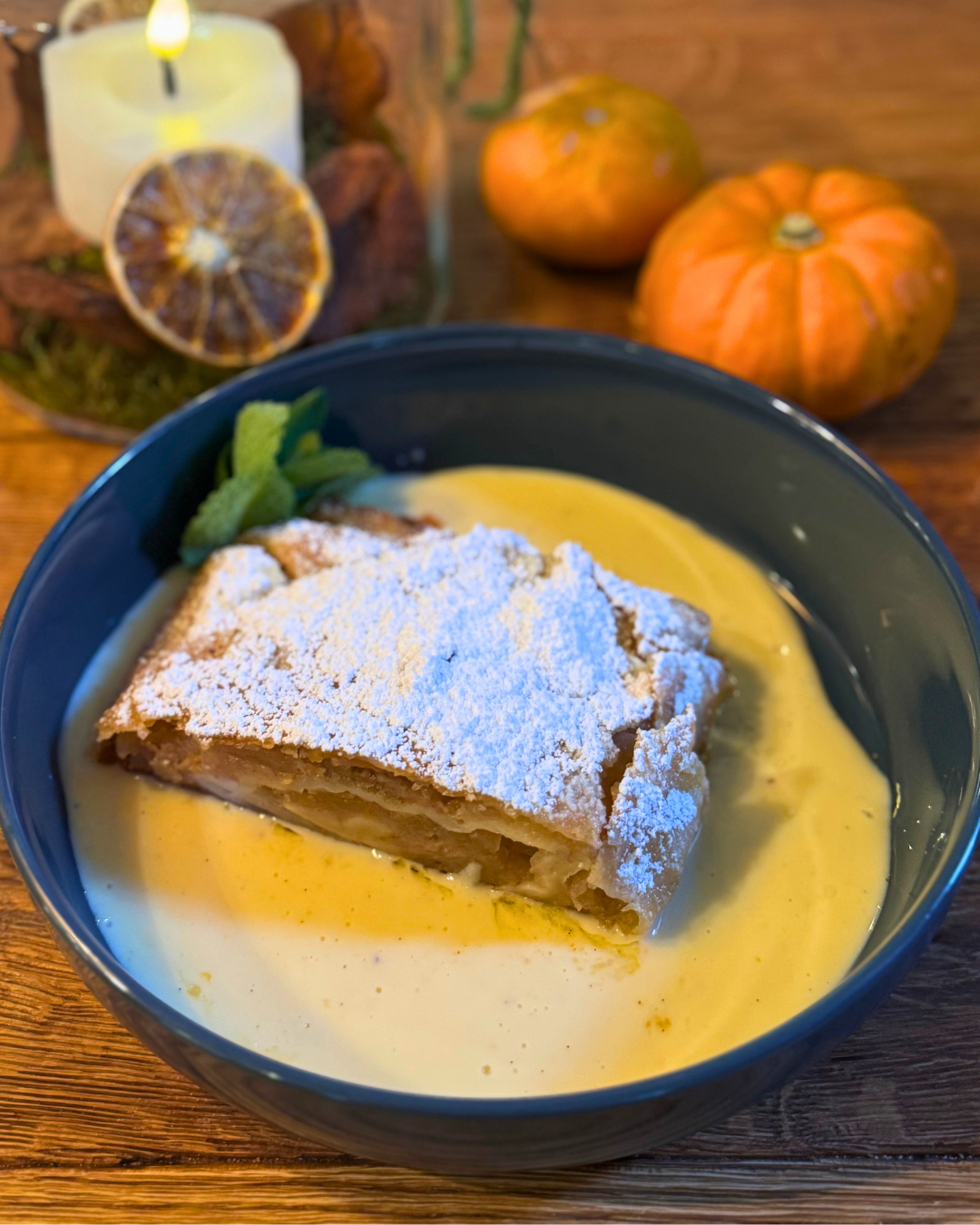 Apfelstrudel mit Puderzucker und Vanillesauce